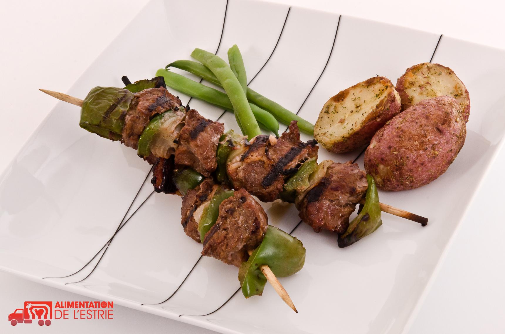 Brochettes de boeuf marinées avec légume frais.